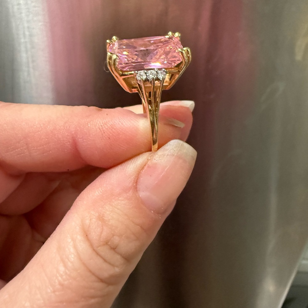Elegant Pink Gemstone Ring - Picture 7 of 8